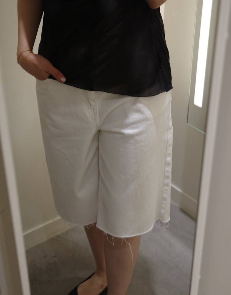 ホワイトのデニムハーフパンツ