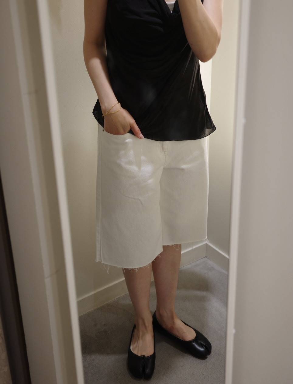 ホワイトのデニムハーフパンツ