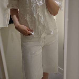 大人っぽく穿ける膝丈が◎程よいラフさでこなれ見え「ホワイトデニムハーフパンツ」