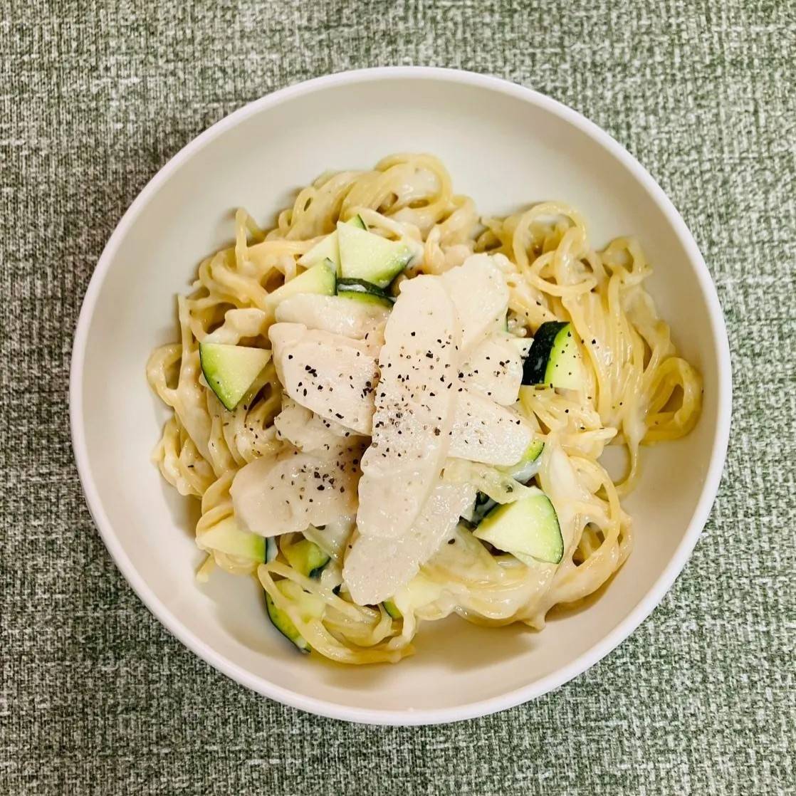 マ・マー公式の「手軽にヘルシー！サラダチキンの豆乳クリームパスタ」のレシピ