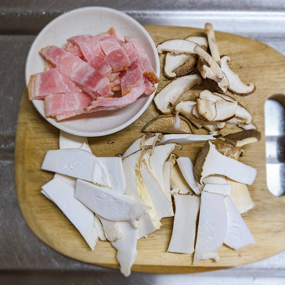 JAグループ公式の「きのことベーコンの甘辛炒め」のレシピ