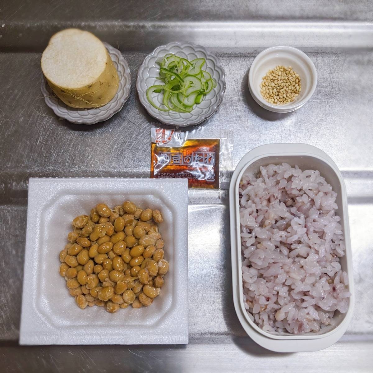 タカノフーズ公式の「ふんわり納豆とろろ丼」のレシピ