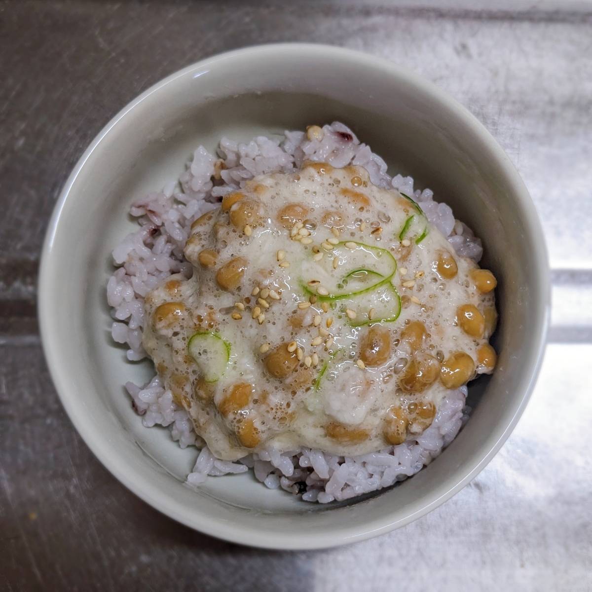 タカノフーズ公式の「ふんわり納豆とろろ丼」のレシピ