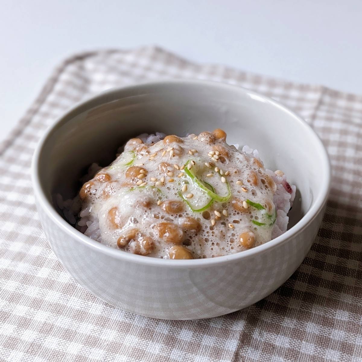 タカノフーズ公式の「ふんわり納豆とろろ丼」のレシピ