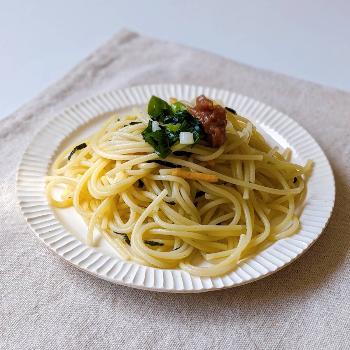永谷園公式の「お茶づけの素で簡単！梅＆しそのパスタ」のレシピ