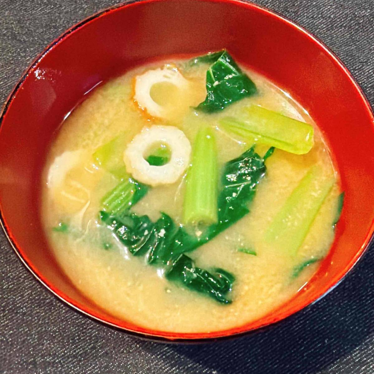 JAグループ公式の「根っこごと小松菜とチクワの味噌汁」のレシピ