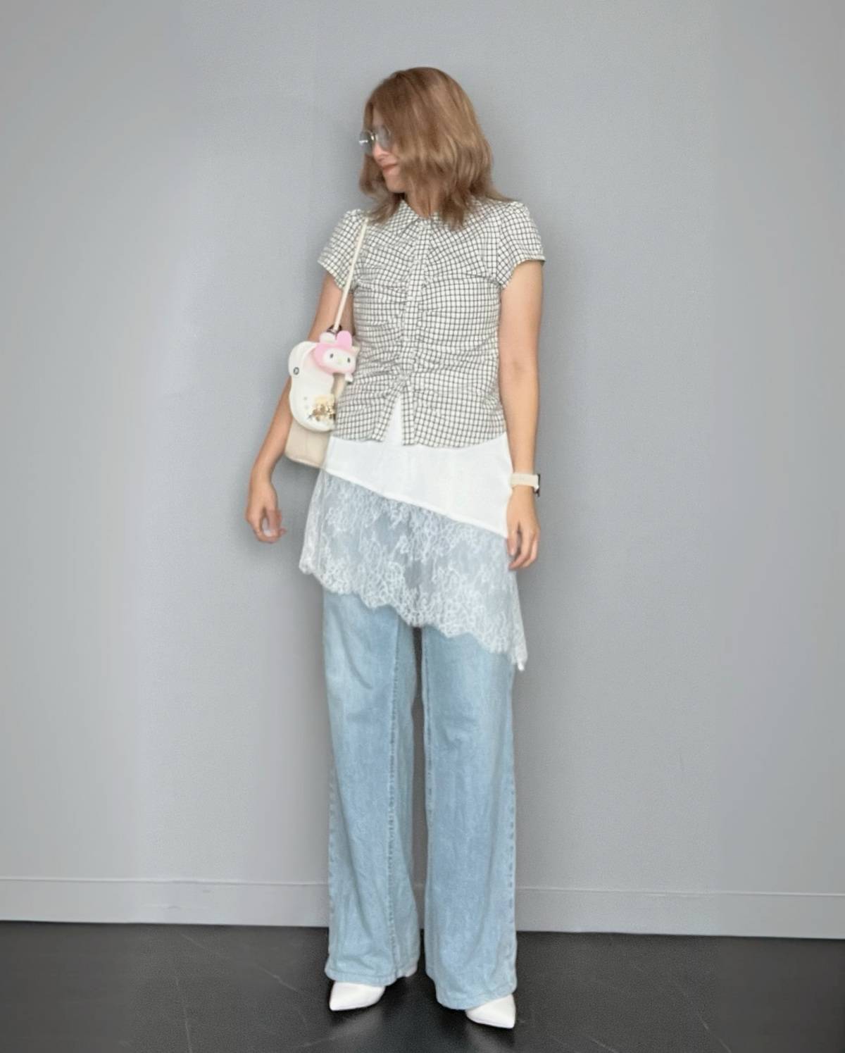 柄シャツ×レースキャミの重ね着