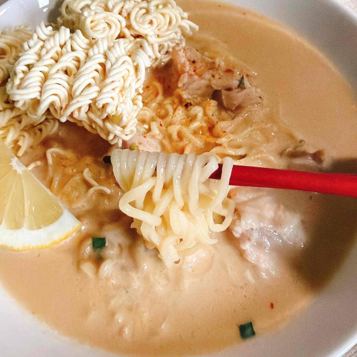 サッポロ一番公式の「みそラーメンでタイのカオソーイ風」のレシピ