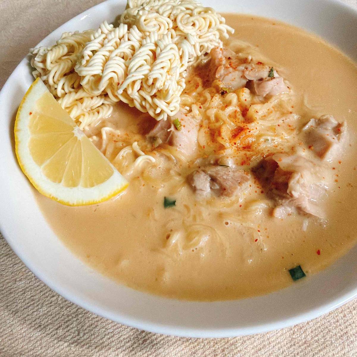 サッポロ一番公式の「みそラーメンでタイのカオソーイ風」のレシピ