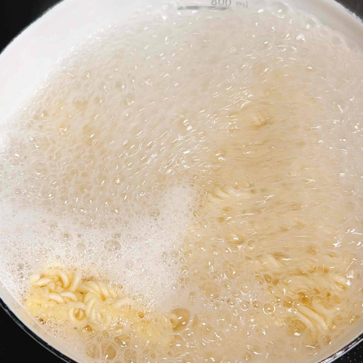 サッポロ一番公式の「チーズと夏野菜のさっぱり冷やしあえ麺」のレシピ