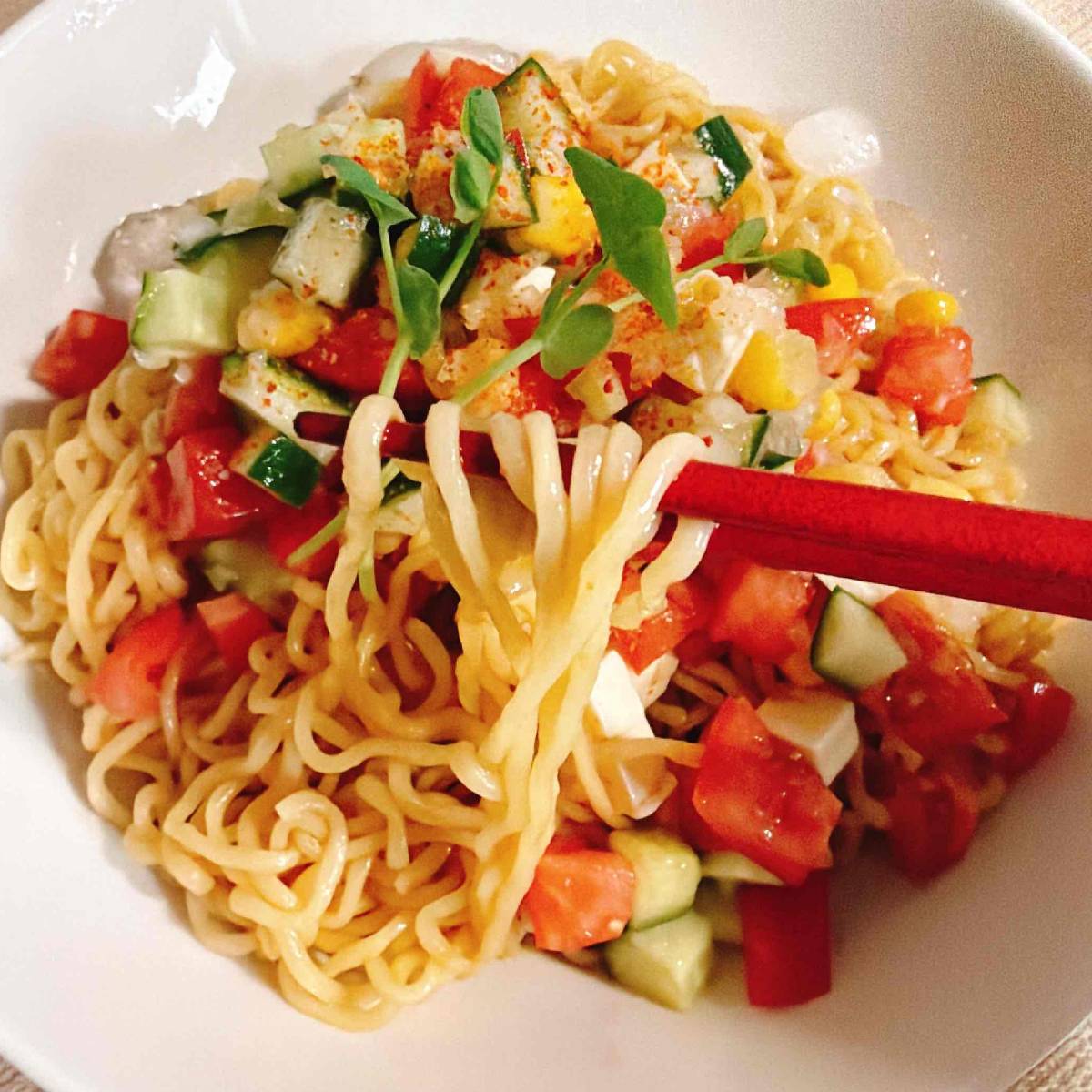 サッポロ一番公式の「チーズと夏野菜のさっぱり冷やしあえ麺」のレシピ