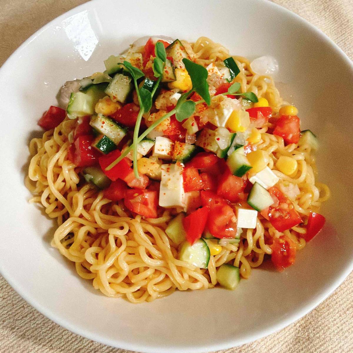 サッポロ一番公式の「チーズと夏野菜のさっぱり冷やしあえ麺」のレシピ