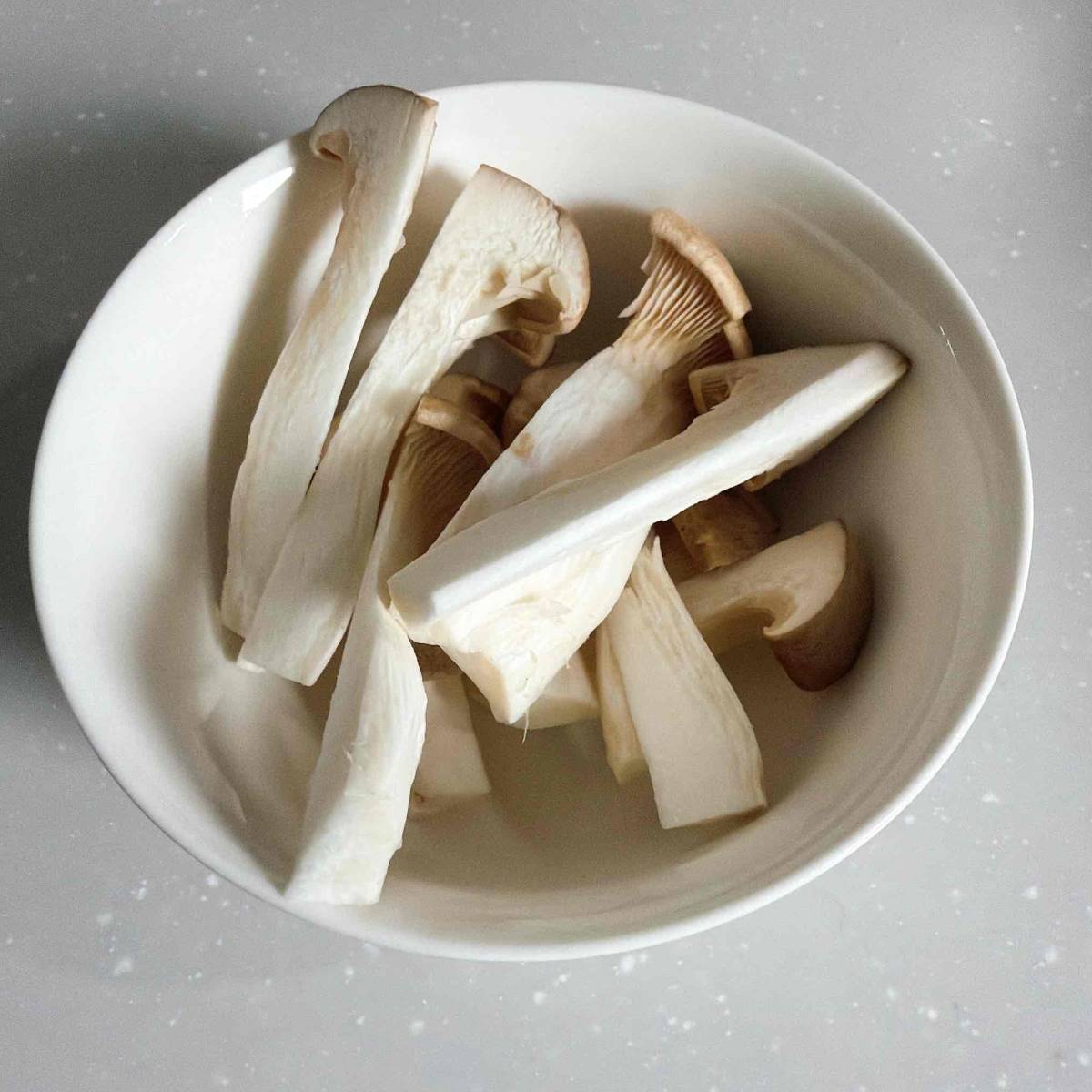 JAグループ公式の「ズッキーニとあさりのワイン蒸し」のレシピ