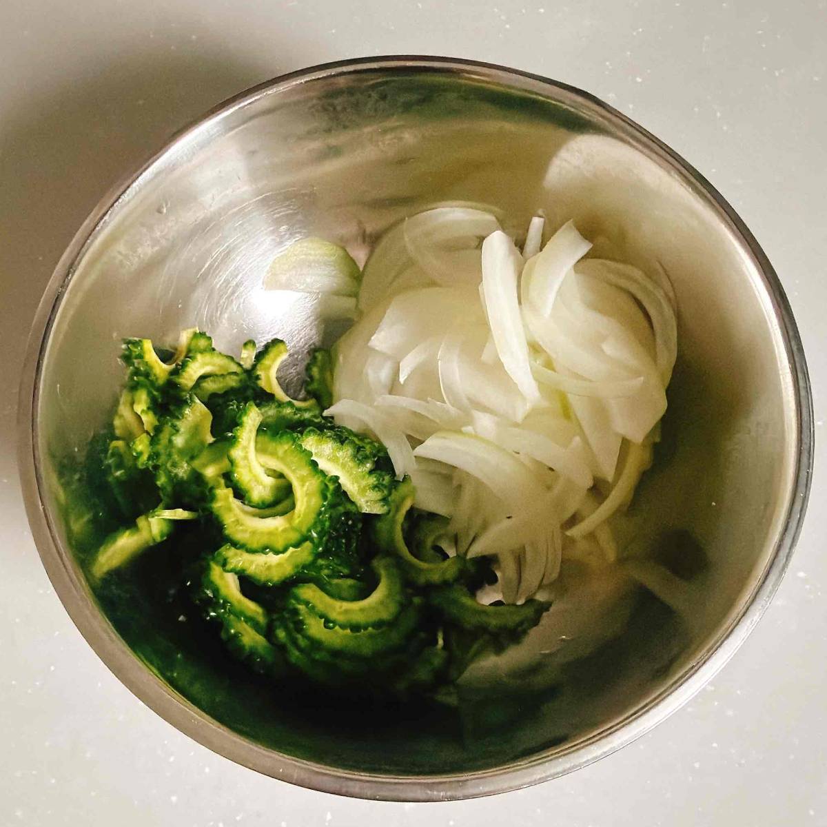 JAグループ公式の「ゴーヤ鶏のトマト煮」のレシピ