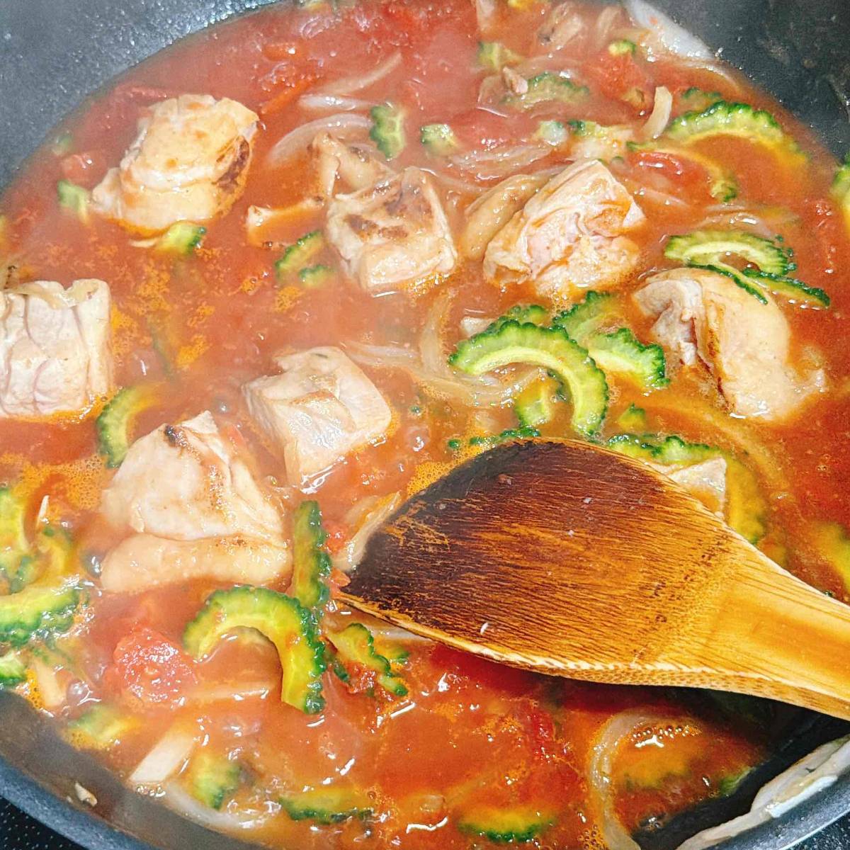JAグループ公式の「ゴーヤ鶏のトマト煮」のレシピ