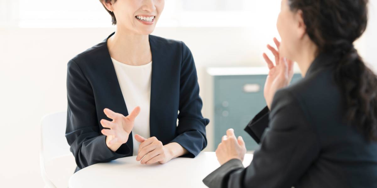 話す人