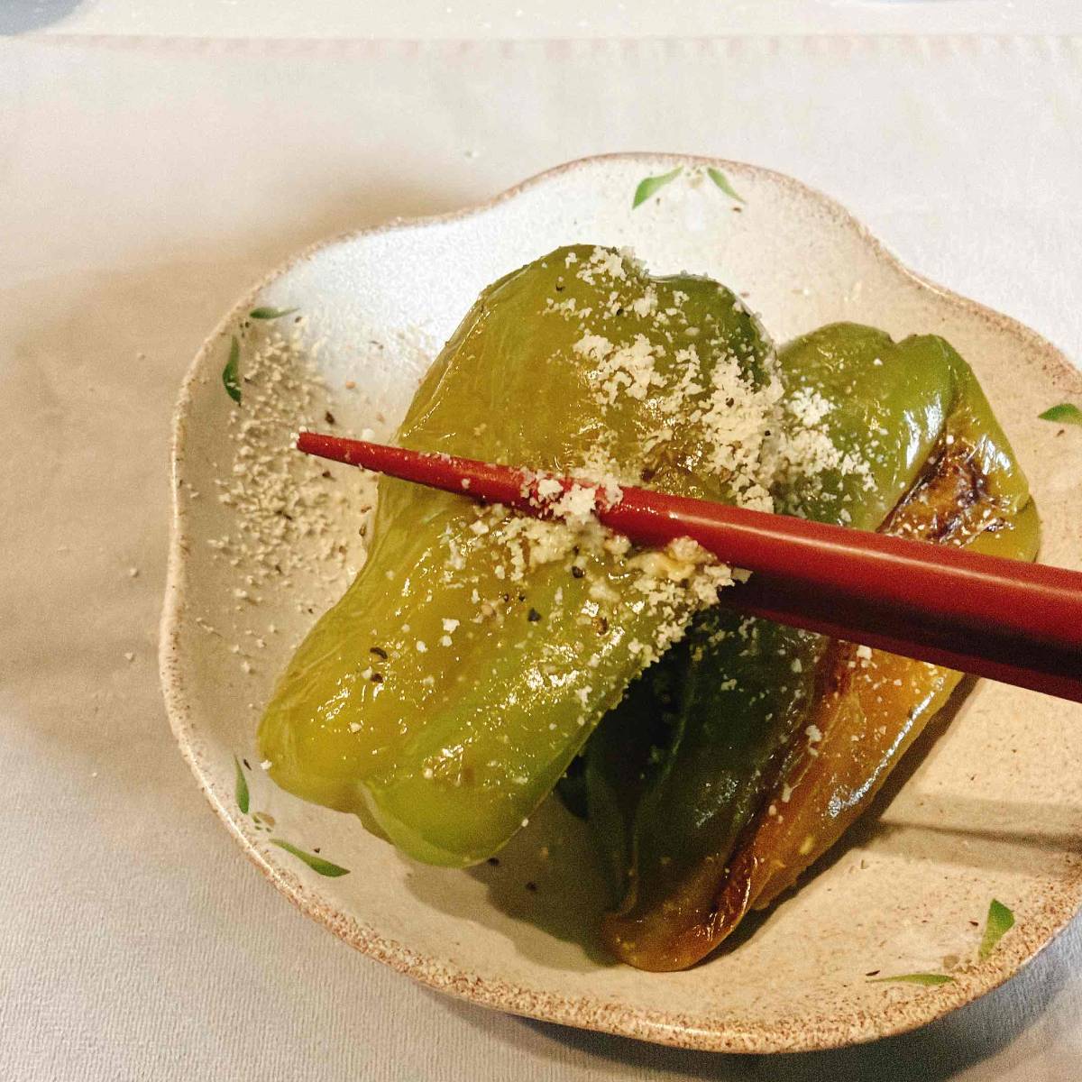 JAグループ公式の「丸ごとピーマンのオイル蒸し、パルメザン風味」のレシピ
