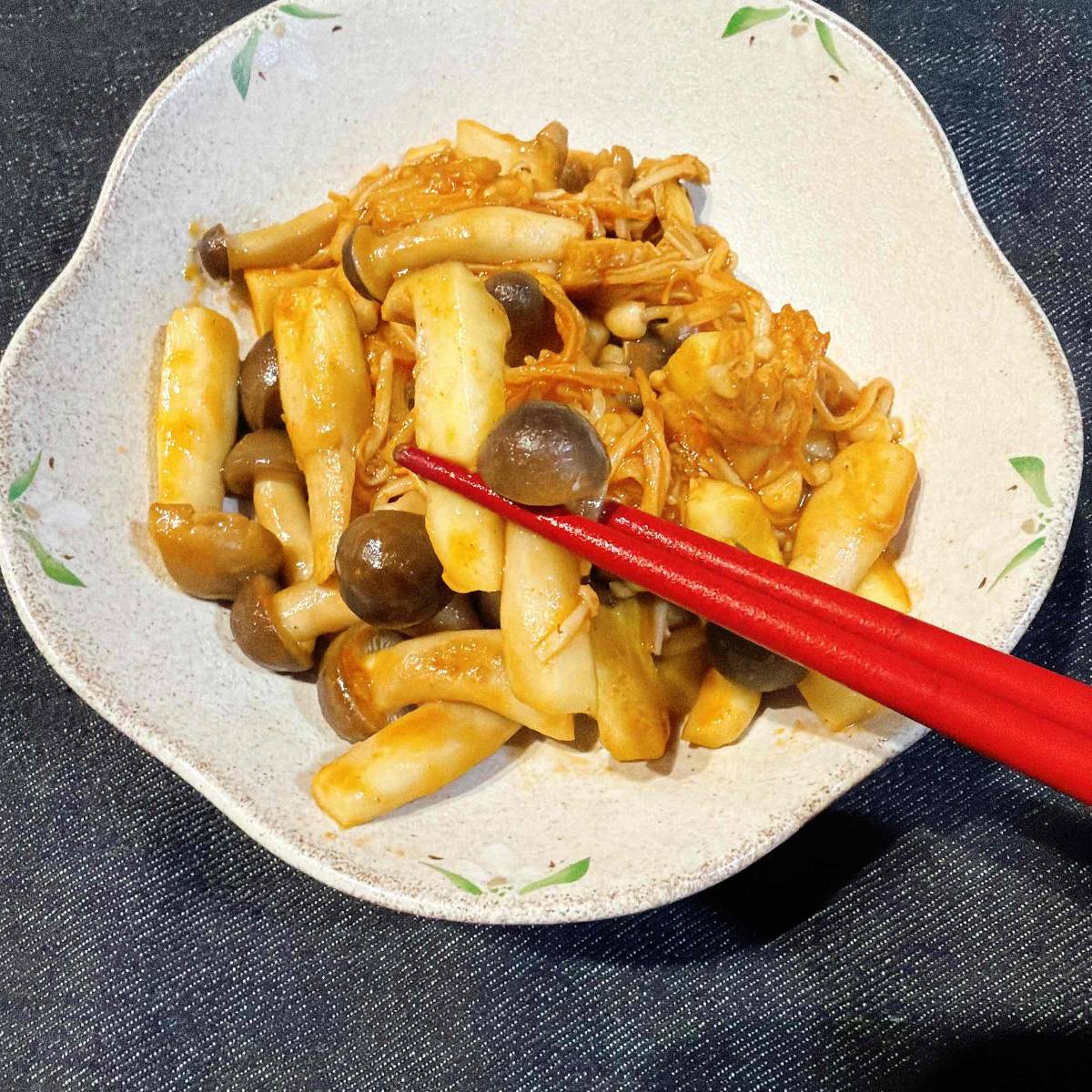 JAグループ公式の「しめじエリンギのバターカレー炒め」のレシピ