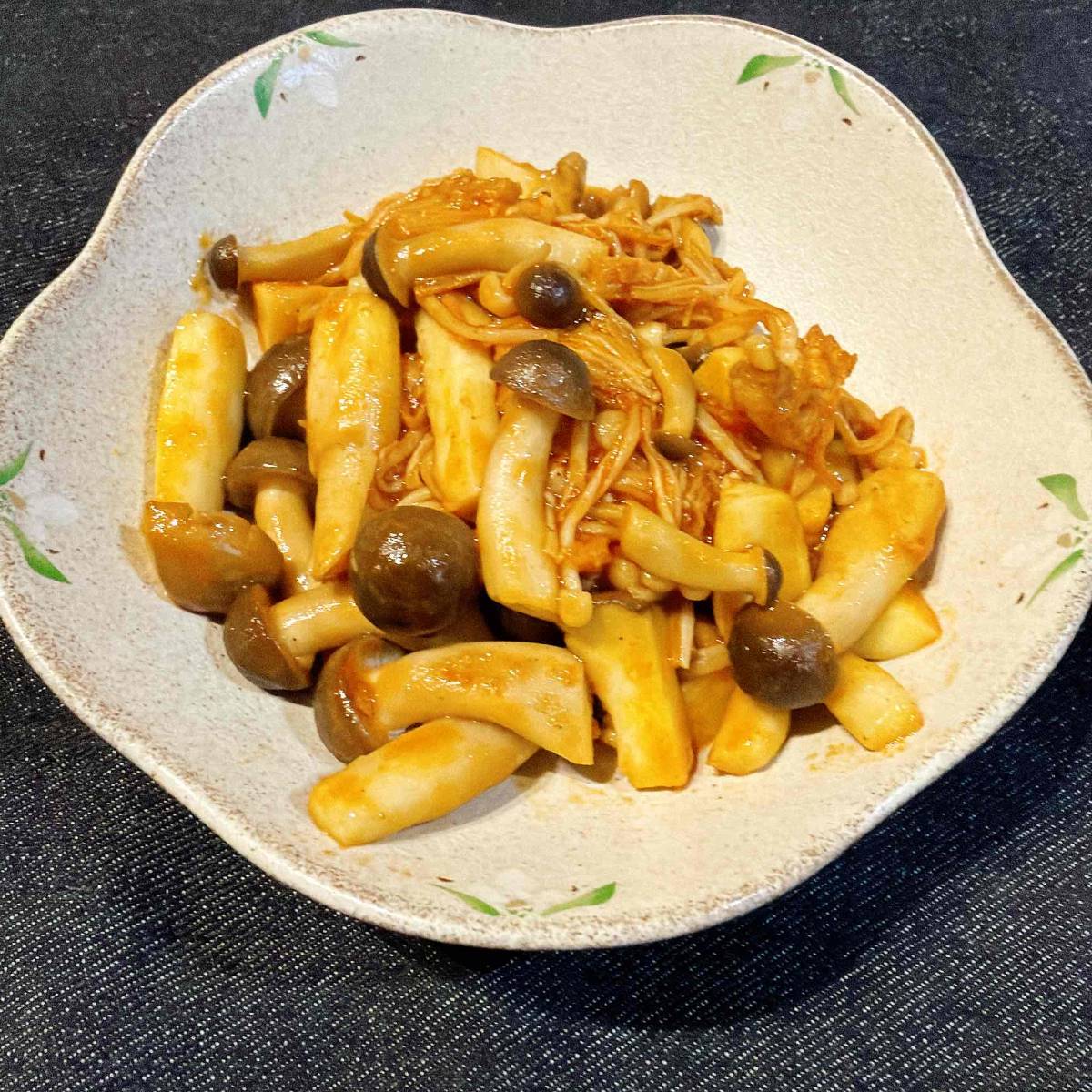 JAグループ公式の「しめじエリンギのバターカレー炒め」のレシピ