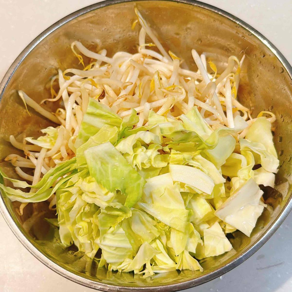 JAグループ公式の「豚レバーともやしキャベツの味噌炒め」のレシピ