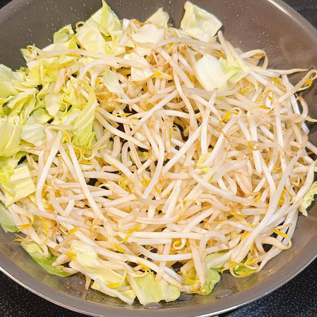 JAグループ公式の「豚レバーともやしキャベツの味噌炒め」のレシピ