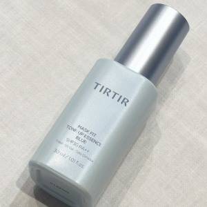 黄ぐすみを自然に補正。澄んだ素肌感を仕込む「TIRTIR」のブルー化粧下地