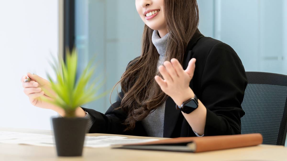 話す人