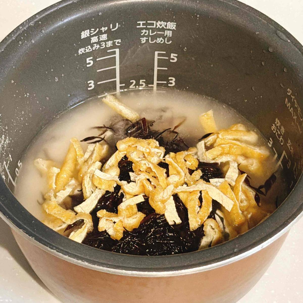 くらこん公式の「塩こんぶとひじきとツナの炊き込みご飯」のレシピ