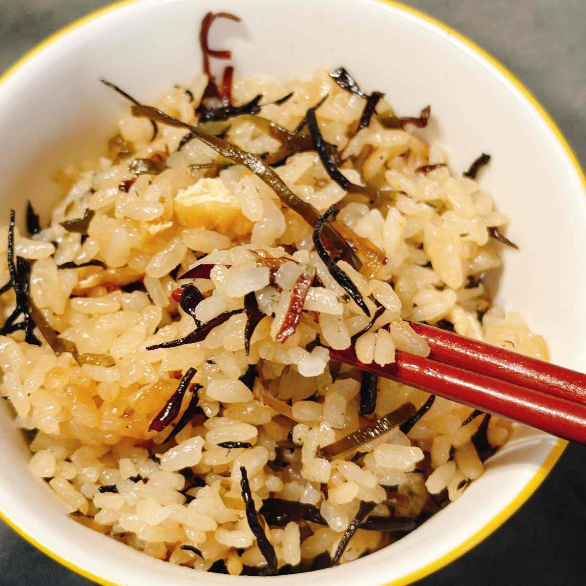 くらこん公式の「塩こんぶとひじきとツナの炊き込みご飯」のレシピ