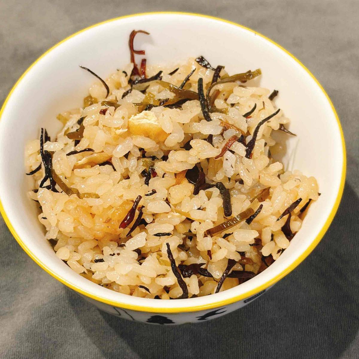 くらこん公式の「塩こんぶとひじきとツナの炊き込みご飯」のレシピ