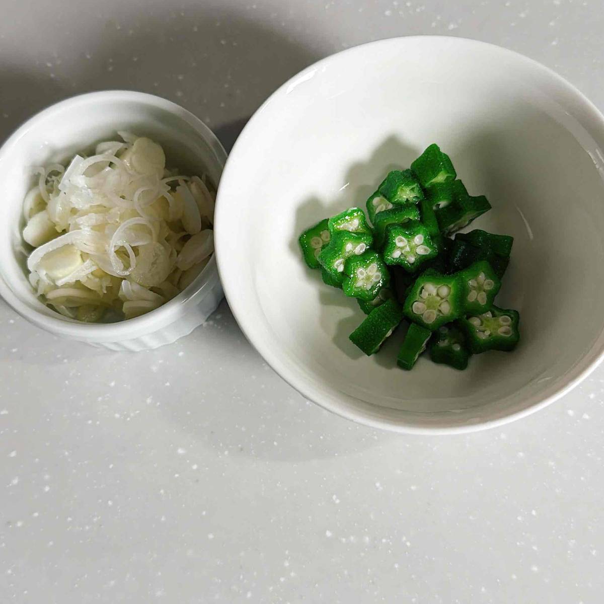 タカノフーズ公式の「納豆オクラ明太そば」のレシピ