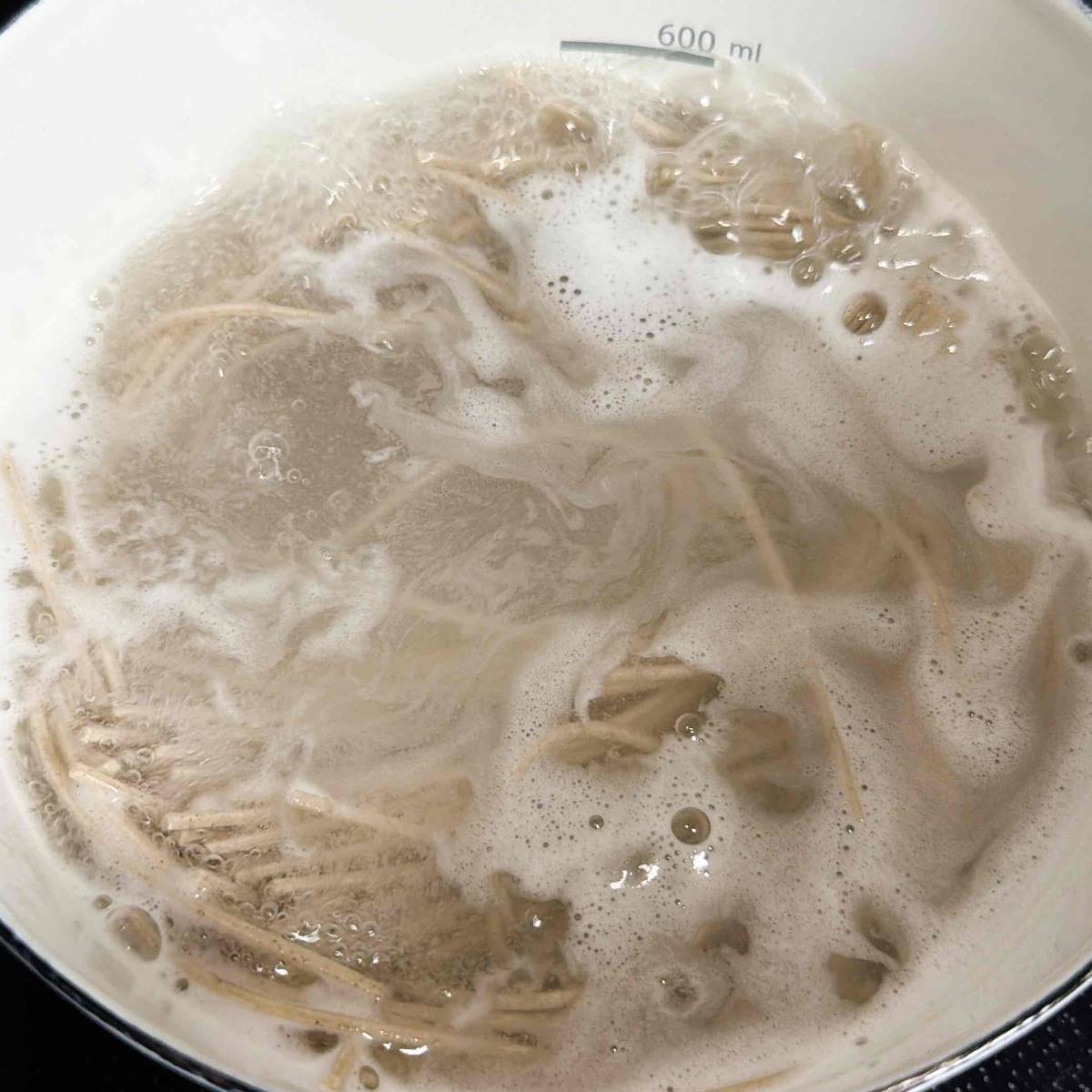 タカノフーズ公式の「納豆オクラ明太そば」のレシピ