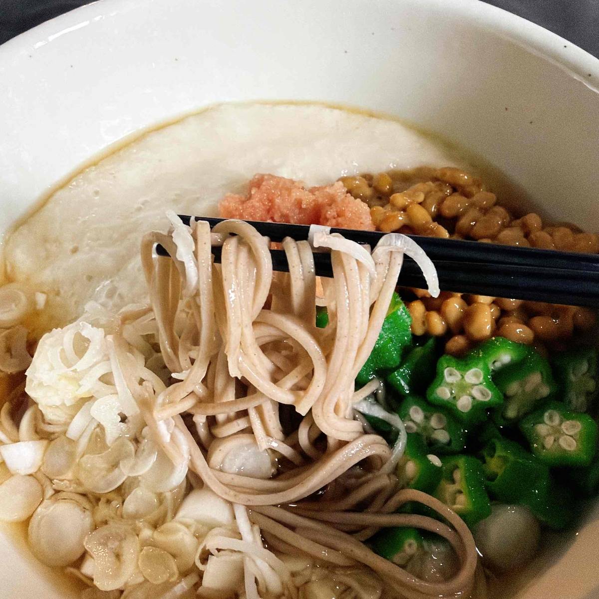 タカノフーズ公式の「納豆オクラ明太そば」のレシピ