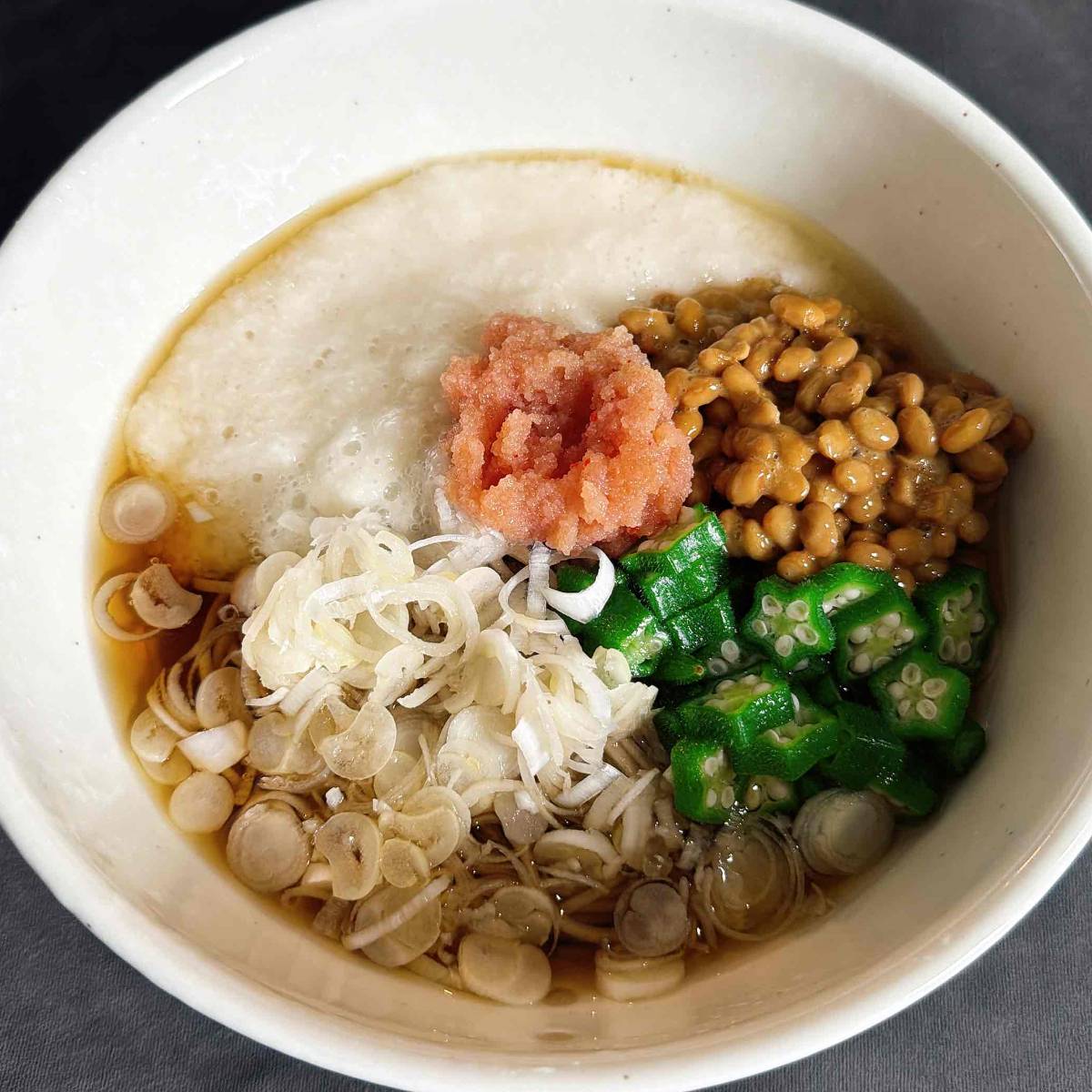 タカノフーズ公式の「納豆オクラ明太そば」のレシピ