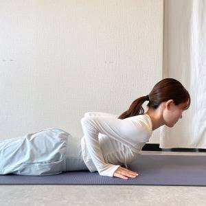 運動嫌いな人、全員集合。寝ながらできる「背中痩せ」に効くストレッチ