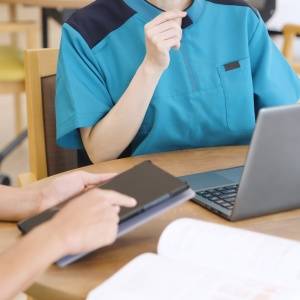  打ち合わせをする人 