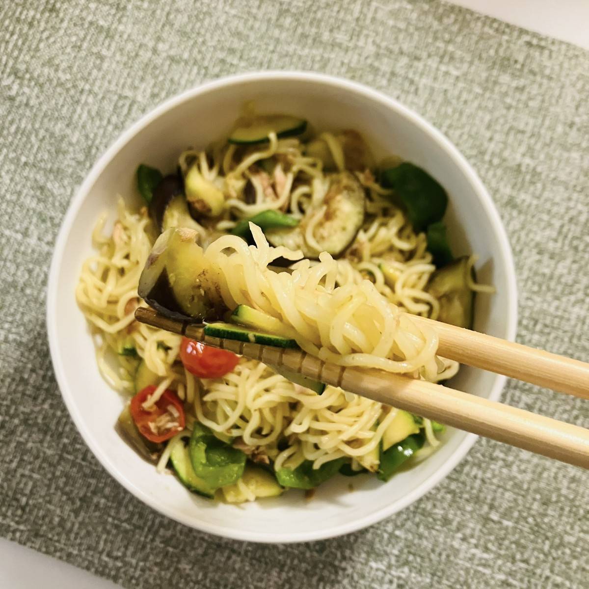 マルちゃん公式の「1/2日分の野菜がとれる!野菜モリモリ塩焼そば」のレシピ