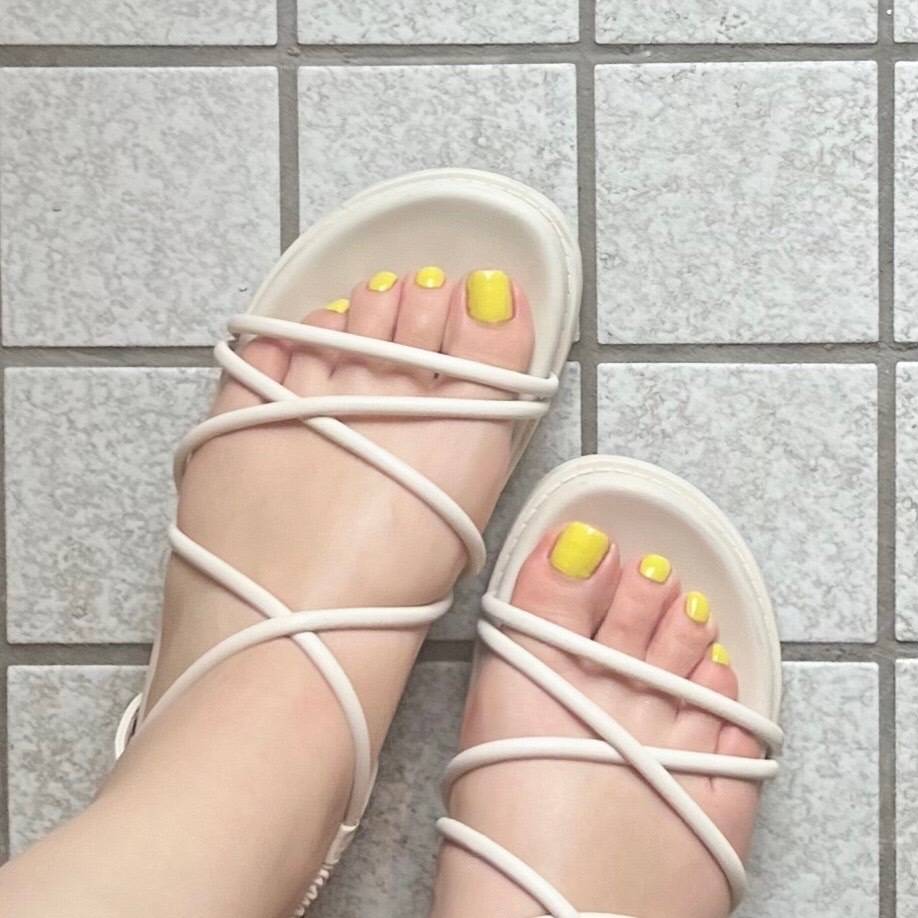 この夏おすすめのフットネイル「鮮やかなビタミンカラー」
