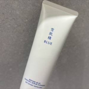 デイリー毛穴対策にぴったり。炭の吸着パワーでつるん肌へ「雪肌精 BLUE」のスクラブ洗顔