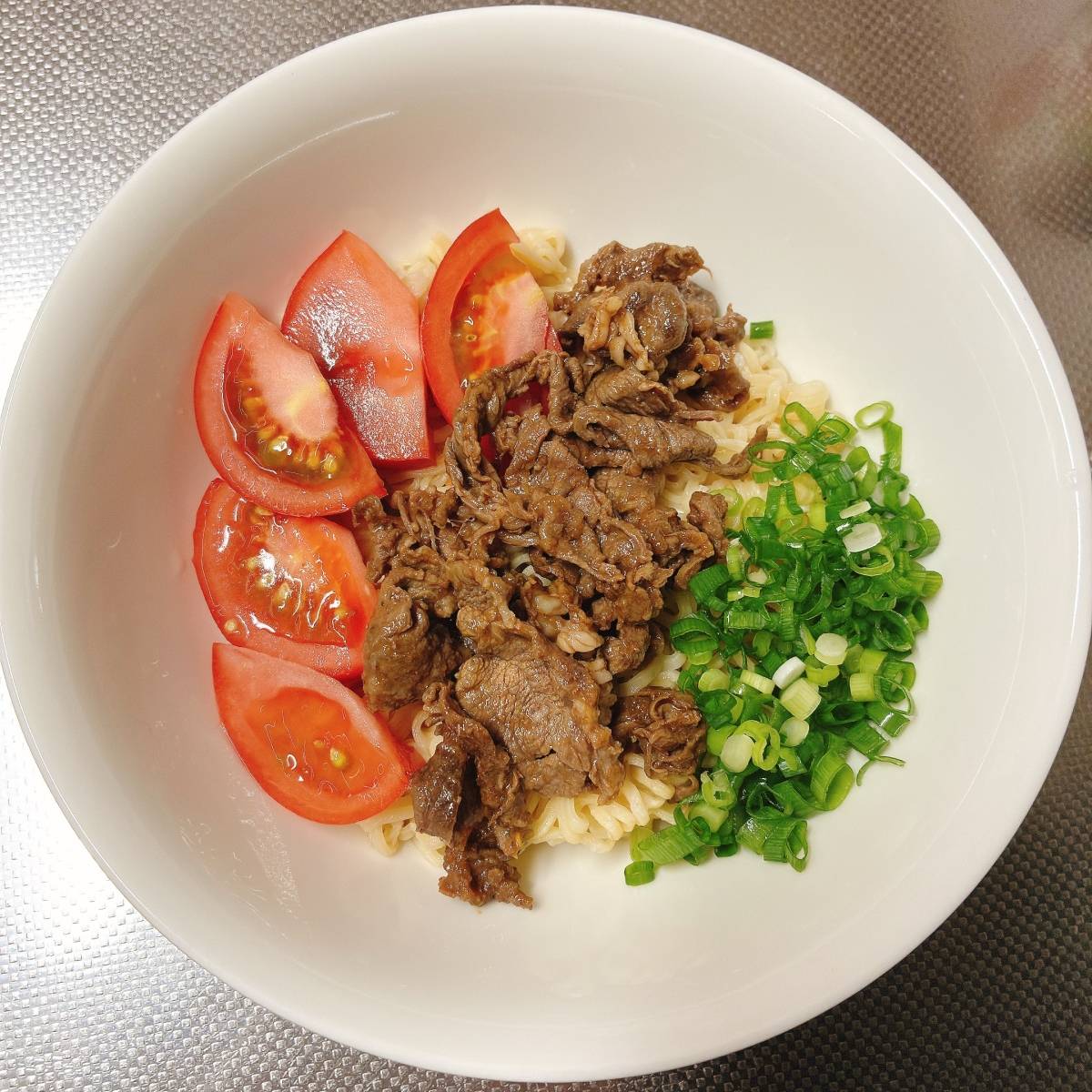 サッポロ一番公式の「ねぎ豚しゃぶの汁なし麺」のレシピ