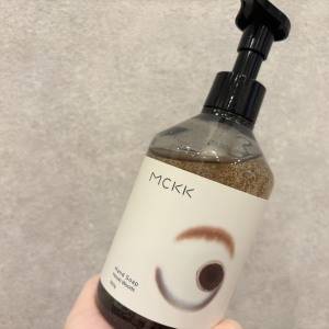 手洗いが癒しタイムに。ヒノキ香る「MCKK」のスクラブ入りハンドウォッシュ