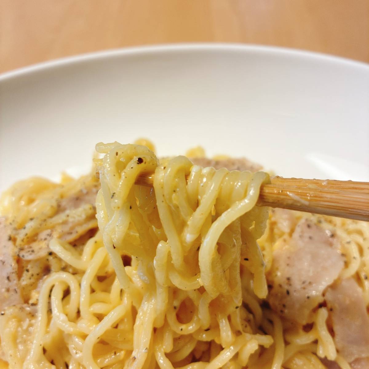 マルちゃん公式の「焼そば"カルボナーラ"」のレシピ