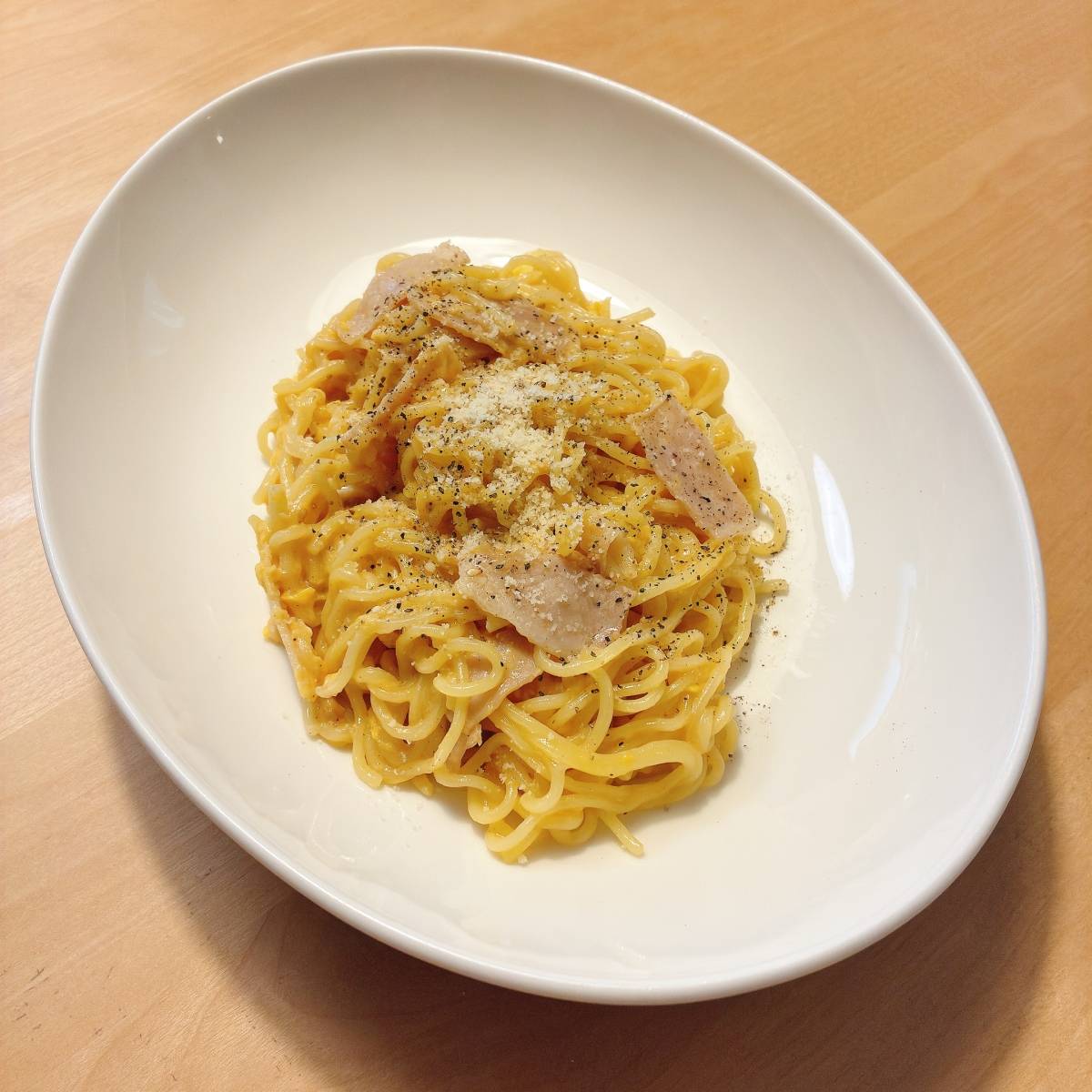 マルちゃん公式の「焼そば"カルボナーラ"」のレシピ