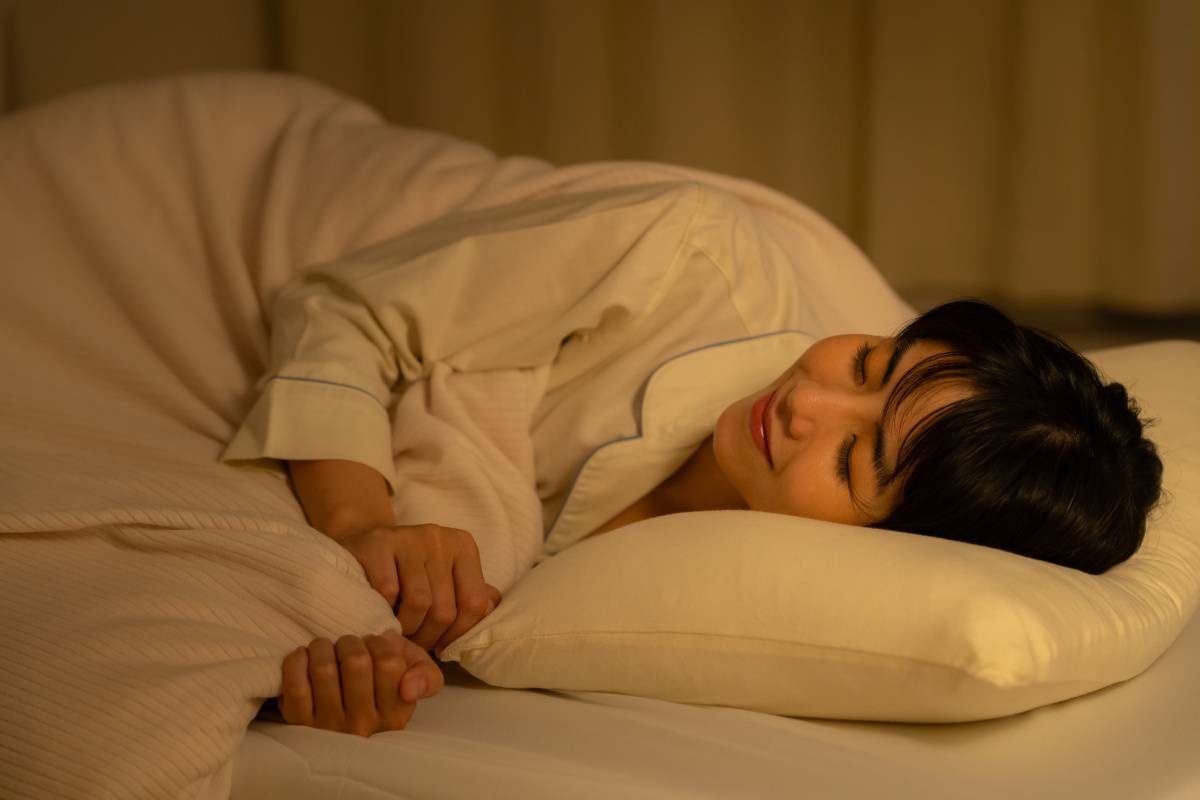 ベッドで眠る女性