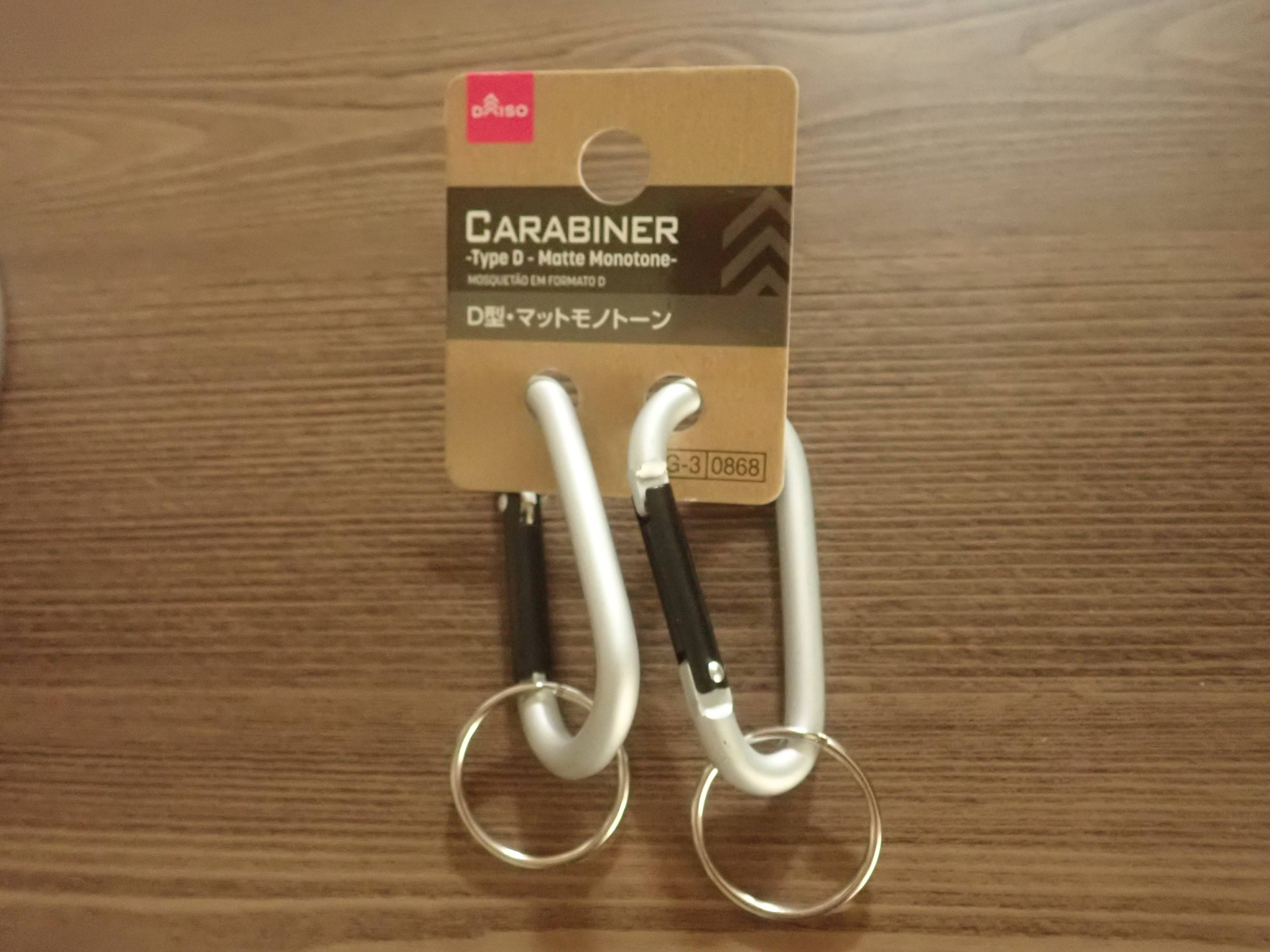 ダイソーのD型カラビナ(2個、マットモノトーン)