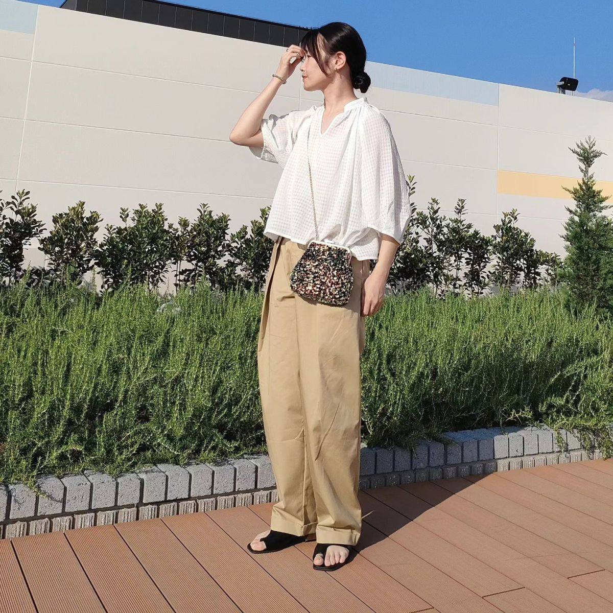 シアーブラウス×チノパンツ