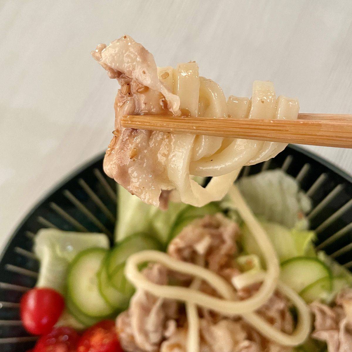 テーブルマーク公式の「豚しゃぶのごまダレサラダうどん」のレシピ
