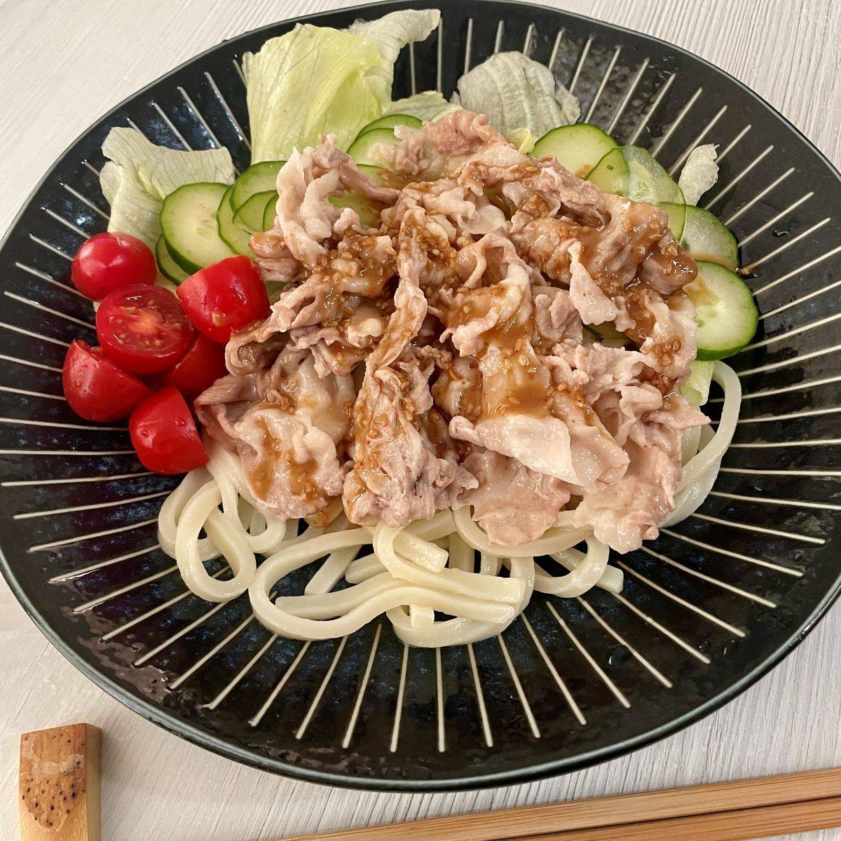 テーブルマーク公式の「豚しゃぶのごまダレサラダうどん」のレシピ