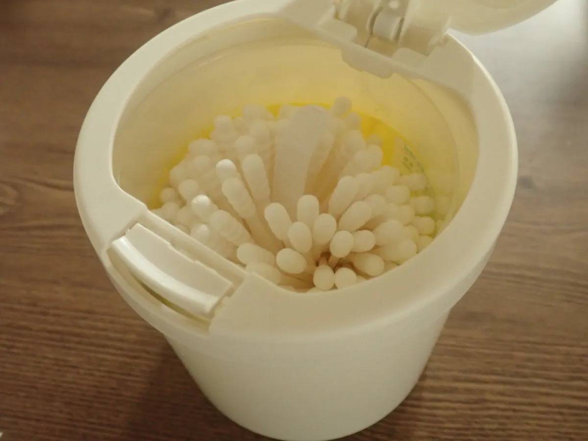 DAISO(ダイソー):ワンタッチ綿棒ケース(ホワイト)