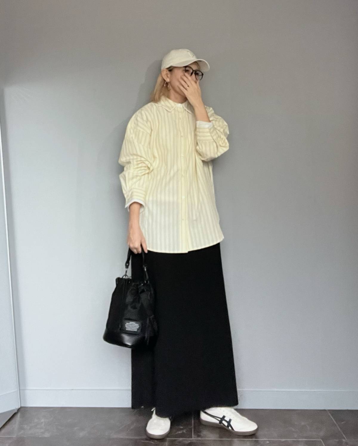ストライプ柄シャツ×黒スカート